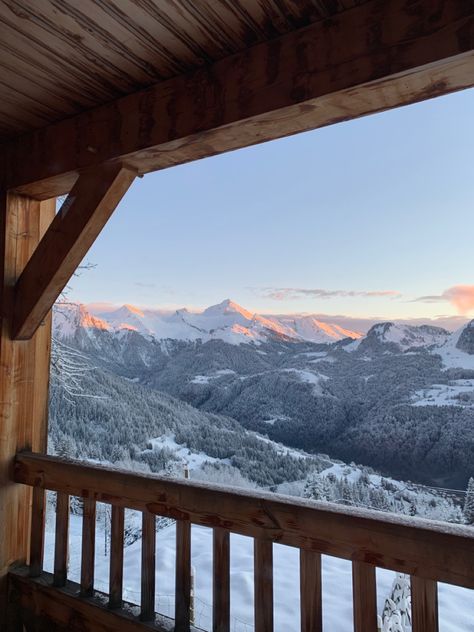 Christmas In The Mountains Winter Cabin, Cozy Winter Interior, Earth Academia, Winter Cabin Aesthetic, Ski Trip Aesthetic, Lodge Aesthetic, Hate Winter, Cabin Aesthetic, Mountains Aesthetic