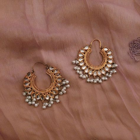 indian pakistani desi earrings gold jewelry aesthetic hoops Pakistani Jewelry Aesthetic, Indian Accessories Aesthetic, Middle Eastern Jewelry Aesthetic, Desi Jewellery Aesthetic, Desi Gold Jewellery, Desi Earrings Aesthetic, Desi Jewelry Simple, Traditional Jewelry For Eid, Pakistani Jewelry Simple