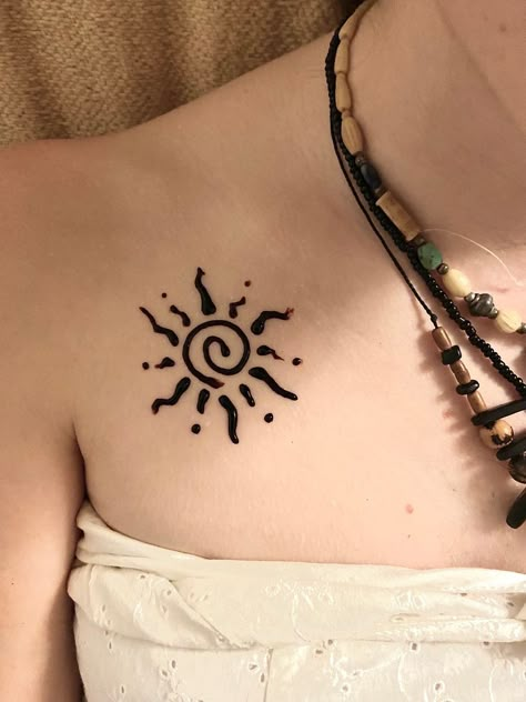 Henna Styles Simple, Sun Henna Designs Simple, Cute Simple Henna Tattoos, Henna Art Designs Simple, Henna Tattoo Designs Beginner, Tattoo Henna Design Simple, Tattoo Henna Aesthetic, Henna Sun Tattoo, Fun Henna Designs Simple