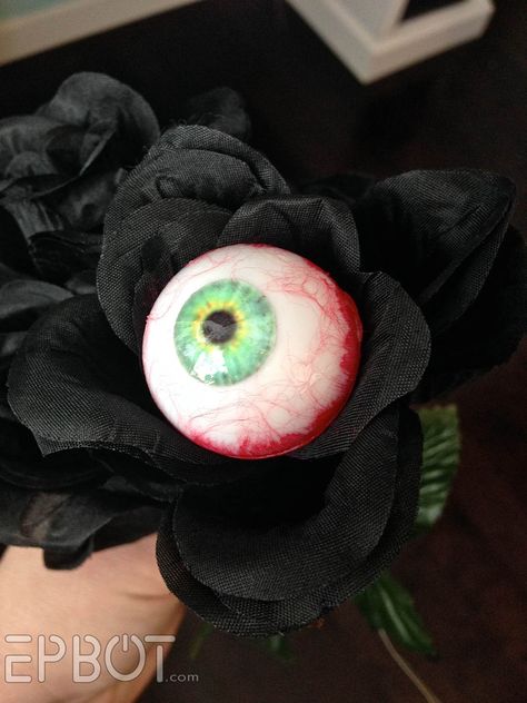 Ready for an eye-full? And lots of gratuitous eyeball puns?      THEN YOU ARE IN LUCK.           These eyeballs are perfect for creepy flow... Diy Halloween Eyeballs, Homemade Halloween Crafts, Creepy Halloween Decorations Diy, Spooky Diy Halloween Decor, Halloween Props Scary, Handmade Halloween Decorations, Cheap Diy Halloween Decorations, Halloween Decorations To Make, Scary Halloween Decorations Diy