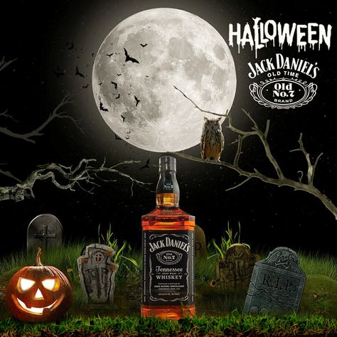 Post de eventos do halloween Jack Daniel's. Imagem em um cemitério com coruja, galhos secos, um abóbora, lua cheia e morcegos Halloween Whisky, Halloween Alcohol, Graphic Photography, Halloween Post, Engagement Posts, Social Media Advertising Design, Photo Logo Design, Tennessee Whiskey, Jack Daniel