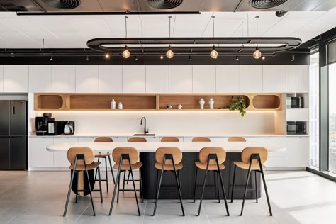 Breakroom Design, Office Pantry Design, Counter Pantry, Break Room Design, Office Pantry, Desain Pantry, Bar Office, Retail Design Blog, Funky Design