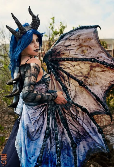 Halloween is my favorite holiday, so it's time for some serious costume talk. Dragon Halloween Costume, Dragon Cosplay, Dragon Halloween, Goth Fairy, Dragon Costume, Diy Halloween Costume, Cosplay Hair, Wings Costume, Cosplay Diy