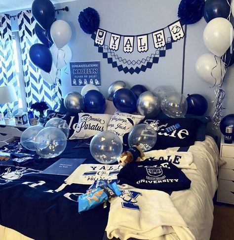 Yale Bed Party, College Acceptance Party, College Announcement Pictures, Yale Dorm, University Goals, College Decorations, College Announcements, College Bed, College Decision