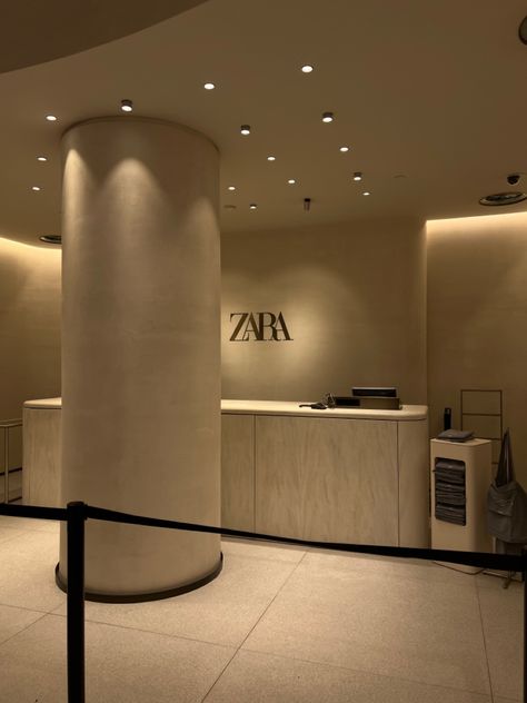 Zara Astethic, Zara Store Aesthetic, Zara Aesthetic, Barbershop Design Interior, Zara Shop, Zara Store, Highlights Ideas, Clothing Store Interior, Barbershop Design