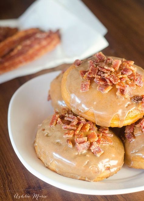 Pumpkin Donuts Baked, Everyday Desserts, Homemade Doughnut Recipe, Maple Bacon Donut, Bacon Donut, Savory Dessert, Homemade Doughnuts, Homemade Donuts, Doughnut Recipe