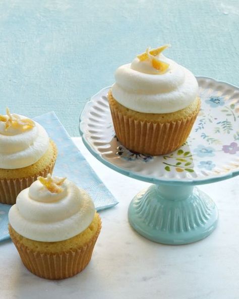 spring desserts double lemon cupcakes Creme Cupcake, Lemon Cupcake Recipe, Candied Lemon Peel, Mothers Day Cupcakes, Candied Lemons, Lemon Cupcakes, Spring Desserts, Easter Cupcakes, Köstliche Desserts