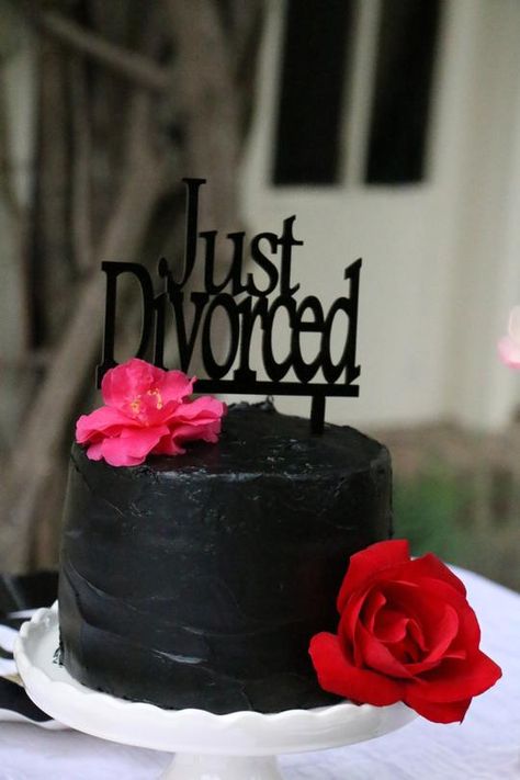 After Divorce Photoshoot, Divorce Celebration Ideas, Divorce Party Cake, Divorce Photoshoot, Divorce Parties, Officially Divorced, Divorce Party Decorations, Happily Divorced, Divorce Cake