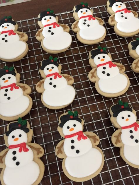 Snow man cookies Snow Man Cookies, Snowmen Sugar Cookies, Cookies Icing, Snowman Cookies, Man Cookies, Xmas Cookies, Cookie Icing, Christmas Snow, Snow Man