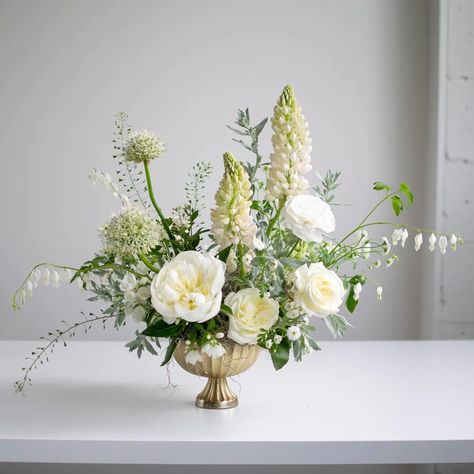 Floral Designs Arrangements, Valentine's Day Flowers, Small Flower Arrangements, White Flower Arrangements, Rose Flower Arrangements, Flower School, Flower Vase Arrangements, Wedding Floral Centerpieces, Flower Arrangements Simple