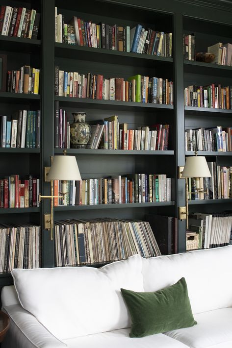 Home Library Basement, Cozy Office Library, Bookshelf Wealth Interior Design, Library Room Inspiration, Library Snug, Built In Library Wall, Classic Home Library Design, Home Library With Fireplace, New Old House