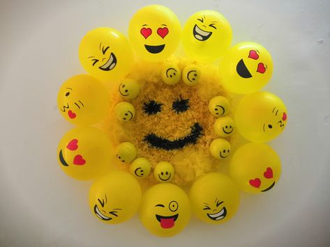 Smiley Birthday Theme, Selfie Showroom, Smiley Birthday, Emoji Balloon, School Decor, School Decorations, Smiley Face, Balloon Decorations, Birthday Theme