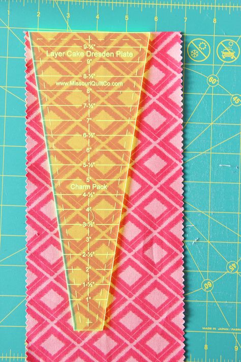 Dresden Plate Quilt Block Tutorial ~ DIY Tutorial Ideas! Dresden Plate Tutorial, Dresden Plate Patterns, Dresden Plate Quilts, Missouri Quilt, Dresden Quilt, Dresden Plate Quilt, Quilt Block Patterns Free, Dresden Plate, Patchwork Quilt Patterns