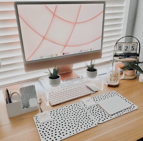 Imac Desk Aesthetic, Mac Desk Setup Aesthetic, Imac Office Setup, Pink Imac Desk Setup, Imac Desk Setup Aesthetic, Mac Desk Setup, Pink Imac, Pink Desk Setup, Imac Setup