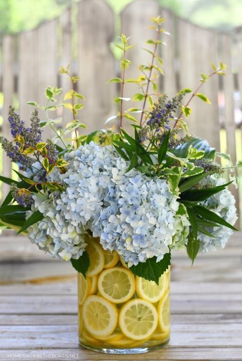 We love this easy DIY Lemon Vase Flower Arrangement. Do it yourself low cost simple elegant best DIY wedding centerpiece idea for 2021. Save this to Pinterest and make for your next Summer party or wedding. Diy Wedding Centerpiece, Lemon Vase, Summer Wedding Centerpieces, Lemon Centerpieces, Lemon Themed Bridal Shower, Lemon Flowers, Summer Table, Hydrangea Not Blooming, Flower Vase Arrangements