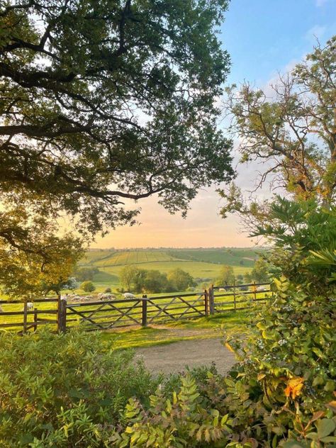 Countryside Uk Aesthetic, Old Countryside Aesthetic, Cottage Core Summer Aesthetic, Country Side Aesthetic Girl, Uk Spring Aesthetic, Cosy Cottage Aesthetic, Hogwarts Summer Aesthetic, New England Countryside, Sweet Summer Aesthetic