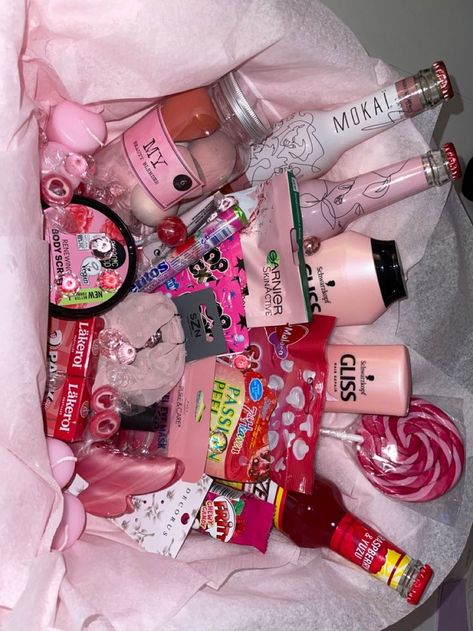 All Pink Gift Basket, Pink Basket For Rainbow Party, Bestie Easter Basket, Baddie Gift Basket, Bestie Gift Basket Birthday, Xmas Basket Gift Ideas For Best Friend, Pink Birthday Present Ideas, All Pink Gift Basket Ideas, Pink Birthday Basket For Best Friend