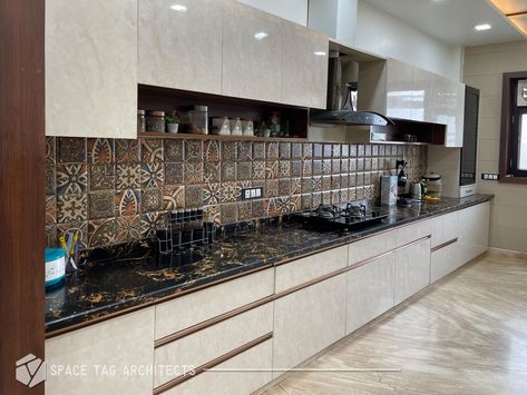 Highlighter Tiles For Kitchen, Kitchen Tiles Wall Modern Indian, Kitchen Highlighter Tiles, Kitchen Tiles Wall Indian, Kitchen Wall Tiles Design, L Shaped Modular Kitchen, Crystal Kitchen, Modern Kitchen Tiles, Modular Kitchen Interior