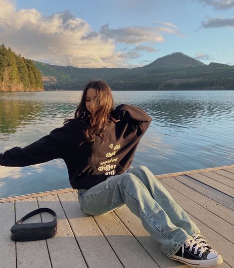 Poses In Sweatshirt, Sweatshirt Poses Instagram, Sweatshirt Instagram Pictures, Sweatshirt Poses, Lake Photo Ideas Instagram, Sweatshirt Photoshoot Ideas, Flair Jeans, Sweatshirt Aesthetic, Instagram Creative Ideas