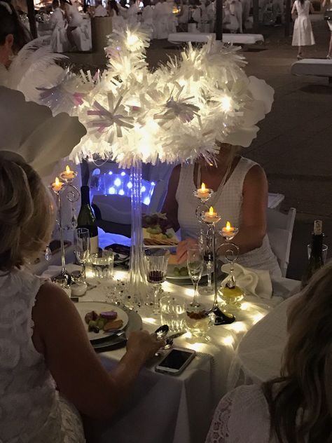 What I Did Differently At My Second Diner en Blanc - Dallas - Ginger Marie | Dallas Food Fitness + Travel Blog Picnic Fruit, Dallas Food, White Party Decorations, White Table Settings, Umbrella Decorations, Best Party Food, Dinner Party Table, Party Table Settings, Rose Cupcakes