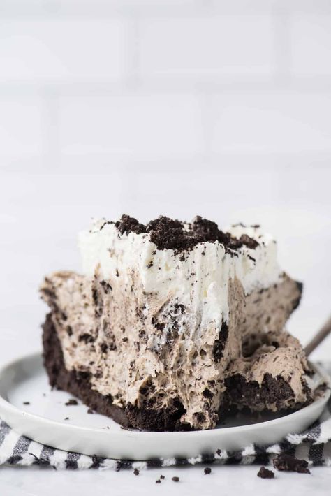 Oreo pudding pie is an easy no bake dessert to make for any occasion! This oreo pie with pudding is thick, fluffy, and has a mousse like texture! 8 ingredients and 20 minutes to prep. Vanilla Pudding Pie Recipes, Pie With Pudding, Oreo Pudding Pie, Vanilla Pudding Pie, No Bake Oreo Pie, Pudding Pie Recipes, No Bake Pie, Baking Recipes Pie, Oreo Pie