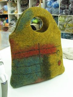 ANDREA GRAHAM : Today...in reverse order Tovad Ull, Felted Bag, Felted Handbags, Wet Felting Projects, Wet Felt, Wool Projects, Felting Tutorials, Nuno Felting, Felt Bag