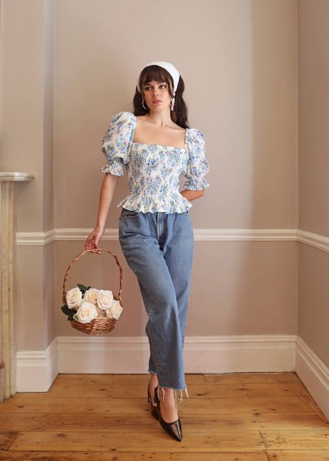 Feminine Aesthetic Outfits, Floral Top Outfit, Ruffle Tops Outfit, Olivia Rose, Cottagecore Outfits, Look Formal, Romantic Outfit, Elegante Casual, Princess Outfits