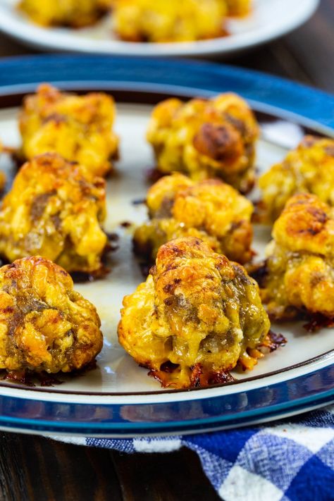 Sausage Crescent Balls - only 3 ingredients needed for this tasty party food. Apple Balls, Sausage Crescent, Sausage Crescents, Low Carb Sausage, Sausage Ball, Lchf Snacks, Carbquik Recipes, Thm Snacks, Thm Meals