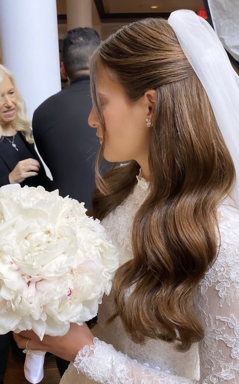 Classic Hair Wedding, Transitional Wedding Hairstyles, Old Fashioned Wedding Hair, Wedding Hair Elegant Down, Bridal Long Hair Down With Veil, Wedding Hairstyles Timeless, Wedding Hair Timeless, Bridal Hair 2023 With Veil, Half Up Hair Veil