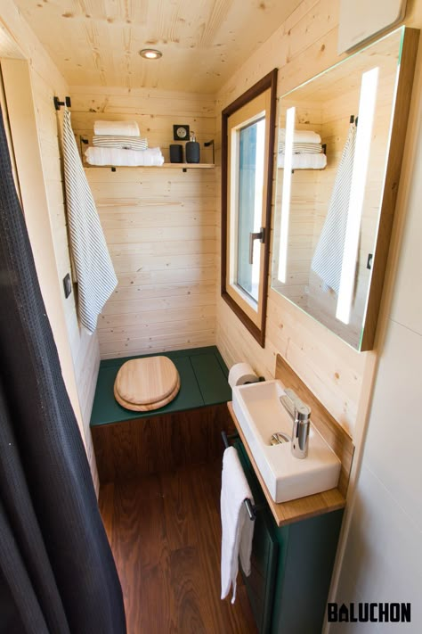 Tiny Cabin Bathroom, Bathroom Tiny House, Tiny Home Bathroom, Tiny Chalet, Tiny House Boat, Tiny House Toilet, Secret Nook, Tiny House Shower, Tiny Home Bathrooms