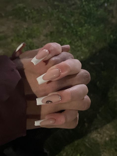 uñas con inicial G Letter G On Nails, G Initial Nails, Initial Nails Acrylic, Gigi Nails, Classy Gel Nails, Initial Nails, Grad Nails, G Initial, G Nails