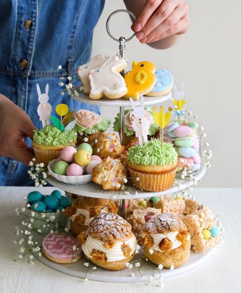 Easter Sweet Table, Easter Platter, Easter Tea Party, Rice Cereal Treats, Easter Lunch, Afternoon Tea Party, Decorações Com Comidas, Types Of Desserts, Cake Cream