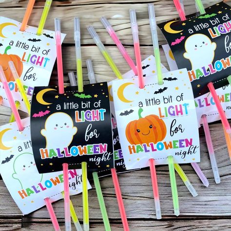 Kids Halloween Party Favors, Kids Halloween, Halloween Party Favors, Halloween Glow Sticks, Trick or Treat, Halloween Classroom Favors Light up Halloween with these fun glow stick party favors!   These party favors are perfect for kids of all ages as Halloween party favors, classroom parties, trick-or-treating, small kids gifts, Halloween Parties etc.... the kids will love them! SPECIFICS: ♥ These glow stick party favors come fully assembled with 2 glow sticks per card.  Glow stick colors will v Halloween Classroom Party Favors, Kids Halloween Class Gifts, Halloween School Favors, Halloween Classroom Treats Preschool, Halloween Party Gifts For Kids, Classmate Halloween Gifts, Halloween Gifts For Preschoolers, Halloween Classmate Gifts, Fall Party Favors For Kids