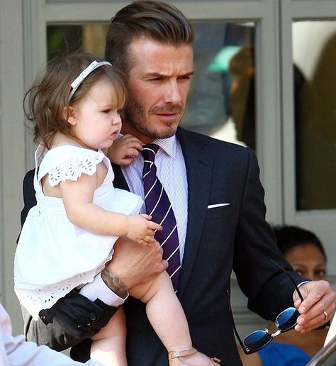 david beckham and harper Bandana Hairstyles For Long Hair, Family Guys, Harper Beckham, David And Victoria Beckham, Classy Men, Celebrity Dads, Ben Affleck, David Beckham, Toddler Fashion