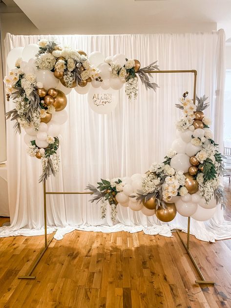 Wedding Arch Ideas Balloons, Balloons Wedding Decoration, Engagement Balloon Arch Ideas, Wedding Decor With Balloons, Balloon Arch With Florals, Flower Arch With Balloons, Balloon Floral Arch, Balloon Arch Alternative Ideas, Balloon Garlands With Flowers