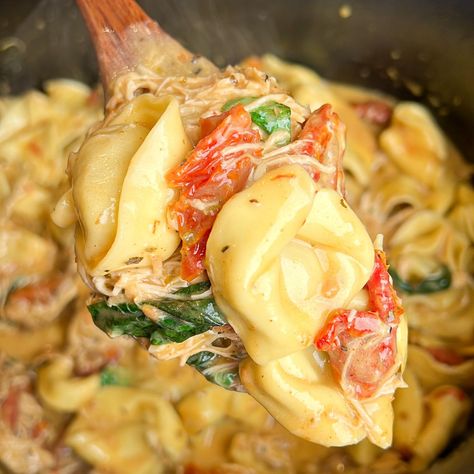 Slow Cooker Marry Me Tortellini The Best Crockpot Meal Tortellini, Crock Pot Recipes Tortellini, Comfort Crock Pot Meals, Crock Pot Dinner Meals, Crockpot Recipes Small Crock Pot, Fall Crockpot Dump Recipes, Crock Pot Favorites, 4 Hour Crockpot Recipes Chicken, Marry Me Chicken Tortellini Crockpot