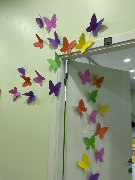 Homemade Classroom Decor, Butterfly Classroom Decor, Butterfly Door Decorations Classroom, Butterfly Classroom Door, Snowflake Cutouts Patterns, Diy Wall Hanging Yarn, Party Balloons Diy, Spring Door Decoration, Snowflake Cutouts