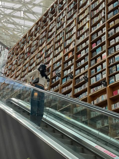 Korea Library Aesthetic, Seoul Life Aesthetic, Korean Ig Feed Ideas, Korea Instagram Photos, South Korea Pics, Seoul Photo Ideas, Korea Trip Aesthetic, Korea Photo Ideas, Starfield Library