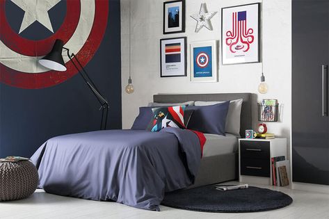 Captain America-inspired bedroom. Captain America Bedroom, Fandom Bedroom, Teenage Boys Bedroom Ideas, 23 Aesthetic, Marvel Bedroom, Preppy Dorm Room, Boys Bedroom Ideas, Marvel Room, Teenager Bedroom Boy