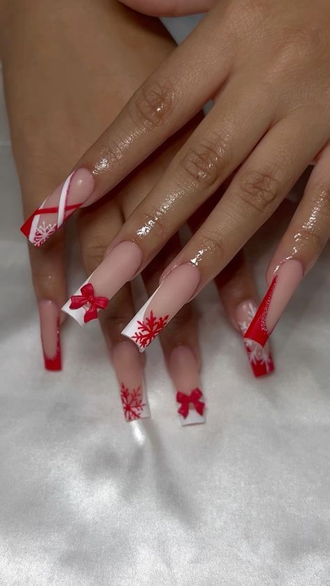 Wine Acrylic Nail Designs, Christmas Tapered Square Nails, Bougie Acrylic Nails, Christmas Ideas Nails, White And Red Nails With Designs, Red Nails With Ribbon, Christmas Nails And Toes Matching, Elegant Xmas Nails, Duck Christmas Nails