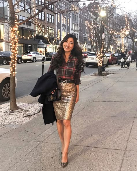 holiday party outfit // gold sequin skirt + plaid skirt // petite style Sequin Skirt Outfit Casual, Holiday Party Outfit Work, Sequin Skirt Outfit, Christmas Party Outfit Work, Diy Tulle Skirt, Office Party Outfits, Sequin Skirts, Xmas Party Outfits, Sequence Skirt