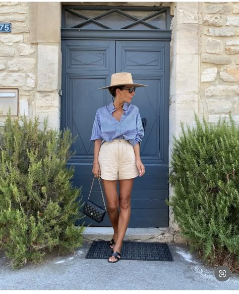 Black Oran Sandals, Street Style Comfy, Casual School Outfit, Sandals Hermes, Blue Striped Shirt Outfit, Casual Chic Street Style, Outfit Basics, Basics Outfit, Striped Shirt Outfit