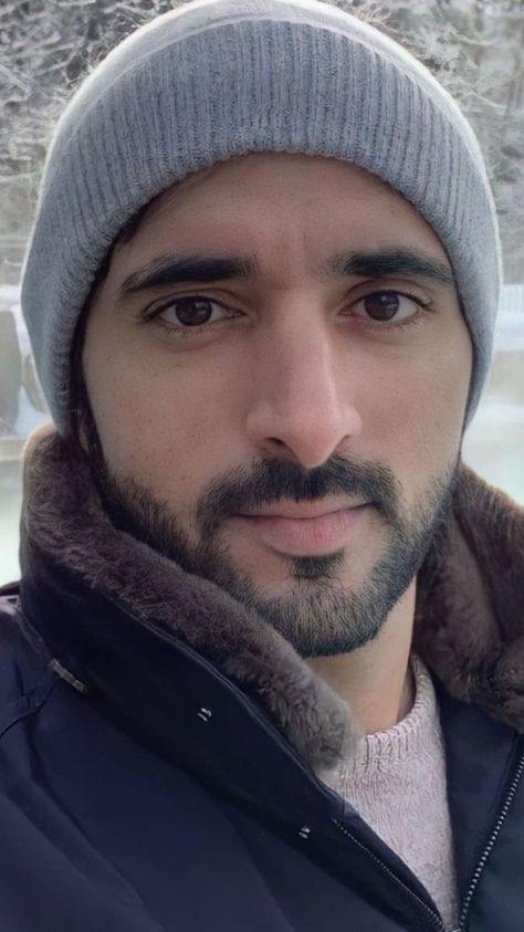 I'm the crown prince of Dubai 🇦🇪 UAE 🇦🇪 Prince Hamdan Selfie, Fazza Selfie, Cello Photo, Prince Fazza, Queen And Prince Phillip, Jordan Royal Family, Prince Of Dubai, Prince Hamdan, Handsome Men Quotes