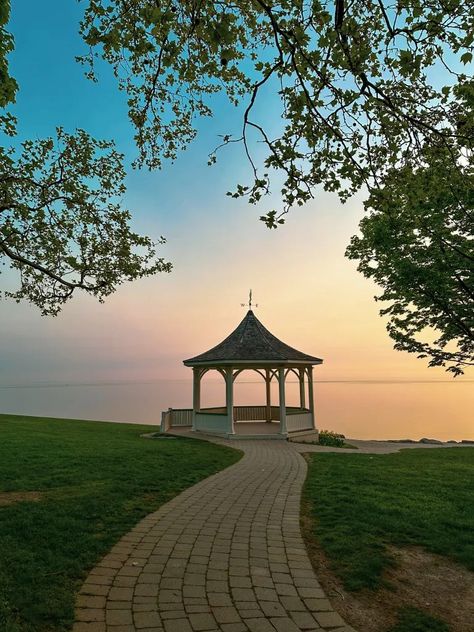 Summer Getaway: a Perfect Weekend in Niagara-on-the-Lake Adulting Aesthetic, Niagara Region, Niagara On The Lake, Royal Park, Open Water Swimming, Tourism Industry, Summer Getaway, Lake Ontario, Living Water