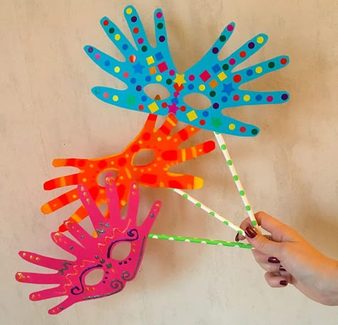 Masques faciles pour le Carnaval [VIDEO] Voici un tutoriel très amusant à faire avec les enfants pour le carnaval ! Leurs petites mains seront la base de ces masques personnalisés à réaliser à la maison, à la crèche ou à l'école ! Theme Carnaval, Carnival Crafts, Preschool Arts And Crafts, Carnival Themes, Kindergarten Crafts, Handmade Flowers Paper, Fun Family Activities, Craft Projects For Kids, Camping Crafts