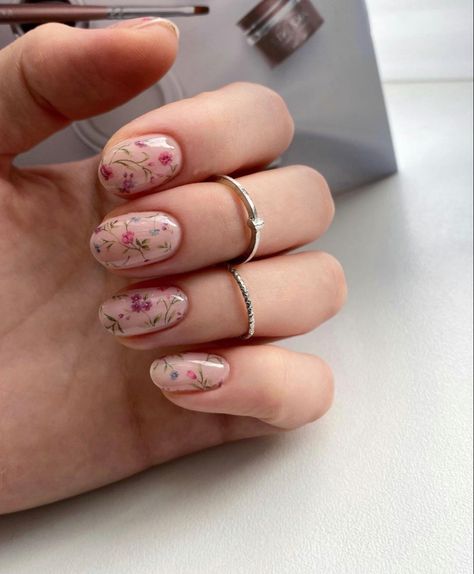 Mauve Floral Nails, Wedding Nails Flowers, Prom Nails With Red Dress, Nail Trends Short Nails, Nails With Red Dress, Nail Ideas Sparkle, Floral Wedding Nails, Wild Flower Nails, Nail Trends Short