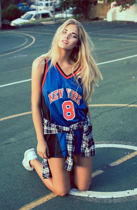 19 Cute Ways To Wear A Sports Jersey (Stylish Outfit Ideas!) — Nikki Lo Basketball Jersey Outfit, Nba Cheerleaders, Vintage Clothing Boutique, Rolled Up Jeans, Model Looks, Jersey Outfit, Streetwear Aesthetic, Basketball Jerseys, Sports Luxe