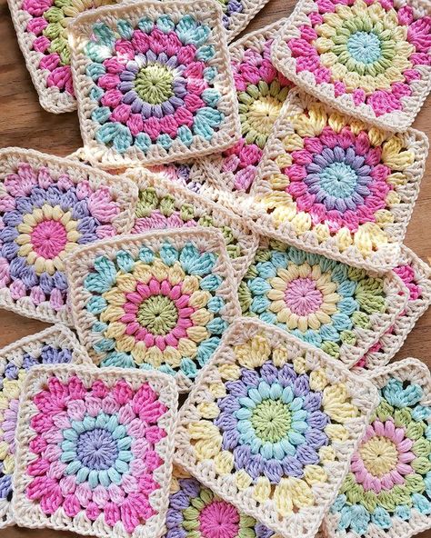 Toutes les publications • Instagram Sunburst Granny Square Pattern, Crochet Sunburst Granny Square, Crochet Sunburst, Crochet Flower Granny Square Pattern, Sunburst Granny Square, Crochet Mobile, Granny Square Pattern, Granny Square Crochet Patterns Free, Crochet Blanket Designs