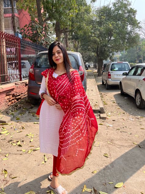 Red And White Kurti Design, Kurti Leggings Outfit, Leggings And Kurti, Bandhani Chudidar Designs, White Kurta With Red Dupatta, White Kurti Styling Ideas With Dupatta, Kurti Leggings Style, White Dress With Red Dupatta, White Anarkali Dress With Red Dupatta