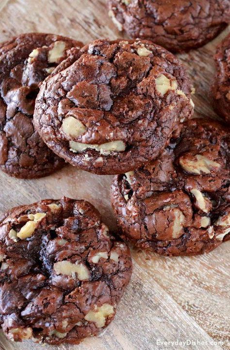 Chocolate Walnut Cookies, Walnut Cookie Recipes, Resepi Biskut, Walnut Cookies, Think Food, Brownie Cookies, Easy Cookie Recipes, Homemade Treats, Tea Cakes